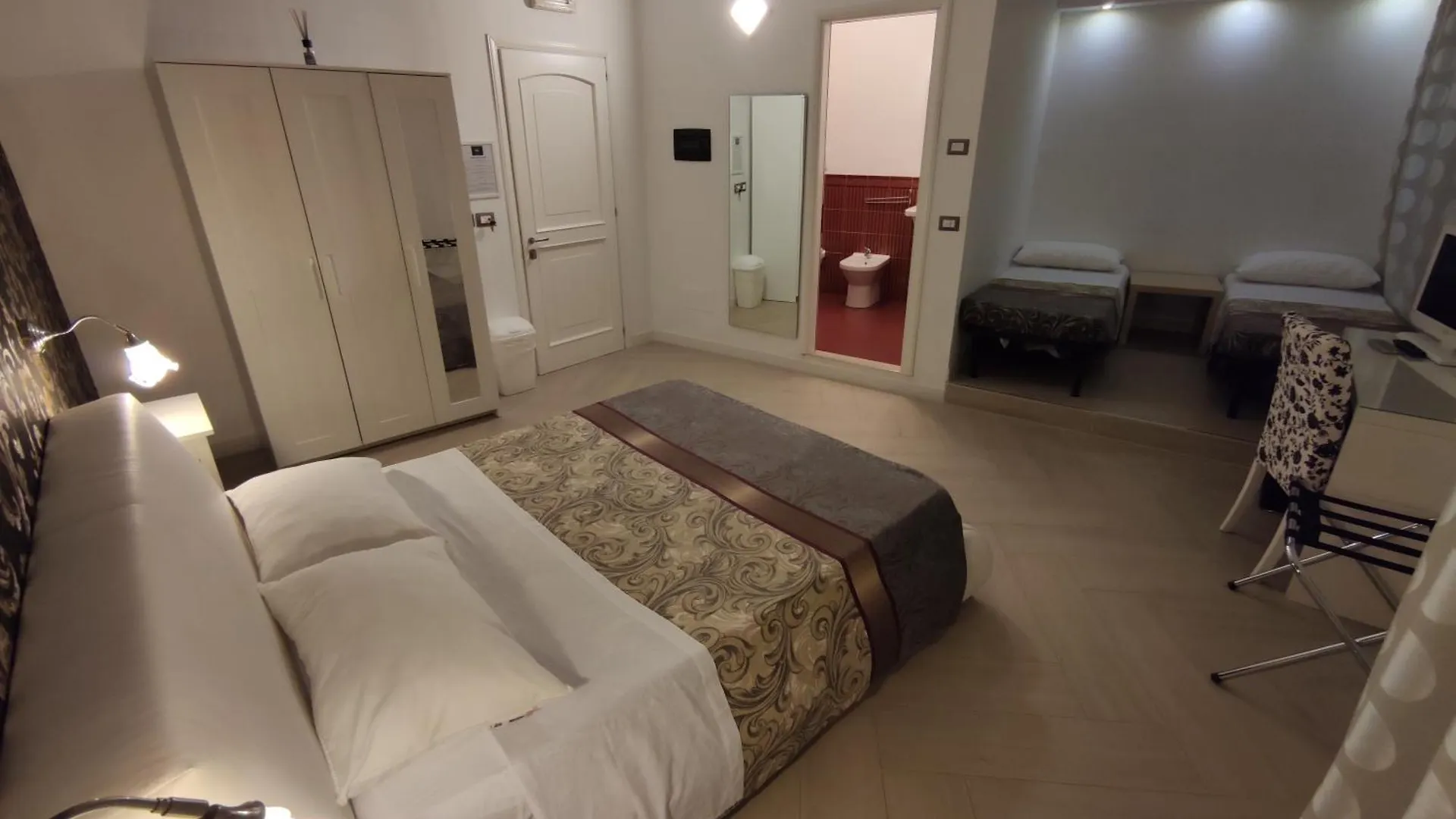 Sami Rooms Due - Teatro A 400 Mt - Ortigia A 1500 Mt - سيراكوزا 0*,  إيطاليا